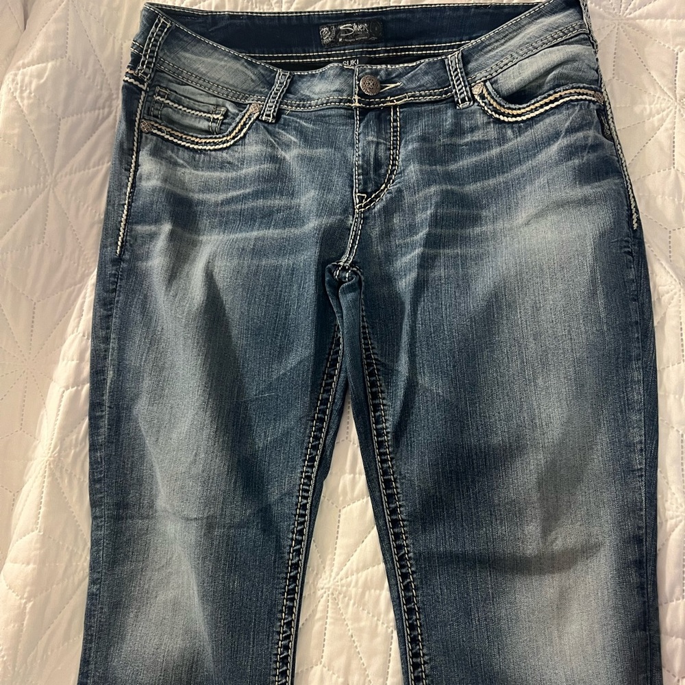 Silver jeans. W34 L31. Beautiful stitching!! 😍😍😍